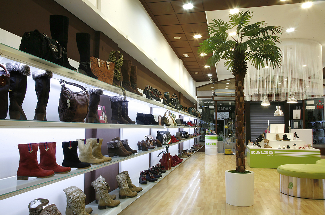 Fotografía publicitaria, fotografías interiores. Tienda C/ Zapateros, zapaterías Kalzo Albacete.